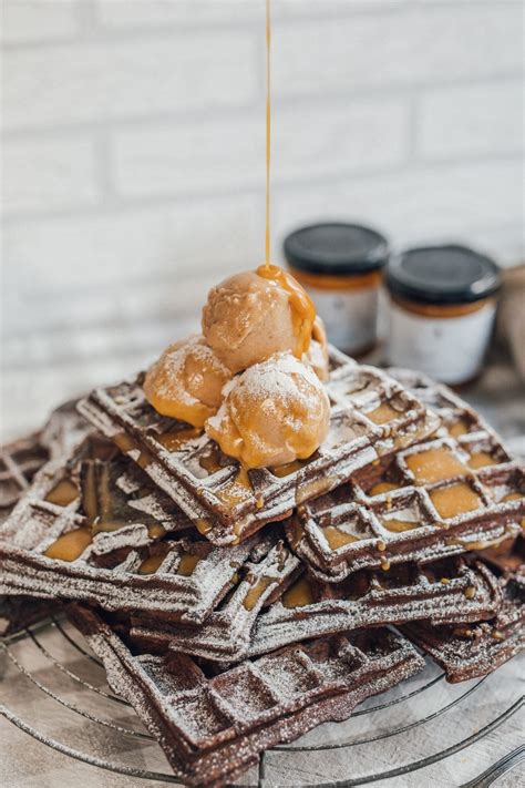 Belgische Brownie-Waffeln mit Karamellstückchen