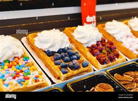 Belgische Proteinwaffeln mit verschiedenen Toppings: Beeren, Nussmus, Ahornsirup