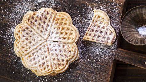 Belgische Spekulatius-Waffeln auf einem Gitter, mit Puderzucker bestäubt
