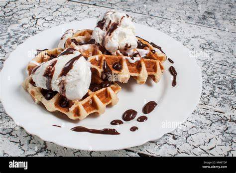 Belgische Waffel mit Eis, Schokosoße und Beeren