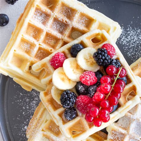 Belgische Waffeln auf einem Teller mit Beeren