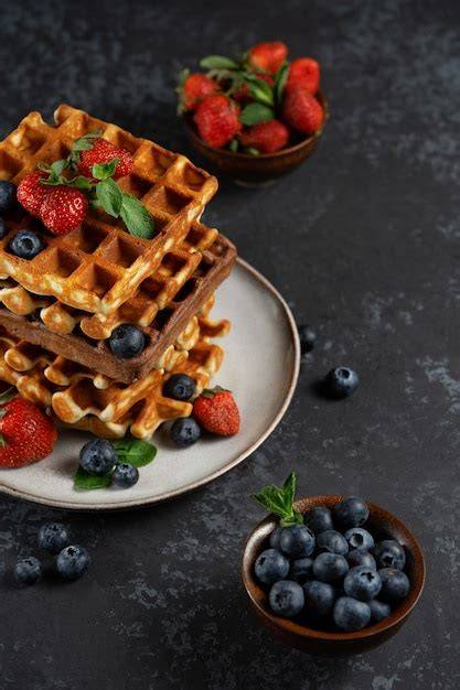 Belgische Waffeln mit Beeren und Schokolade