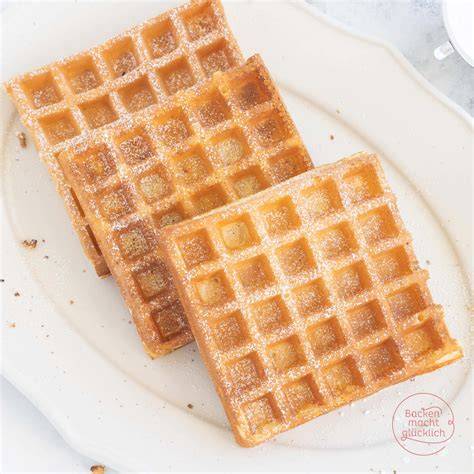 Belgische Waffeln mit Hagelzucker auf einem Teller, karamellisierter Zucker sichtbar