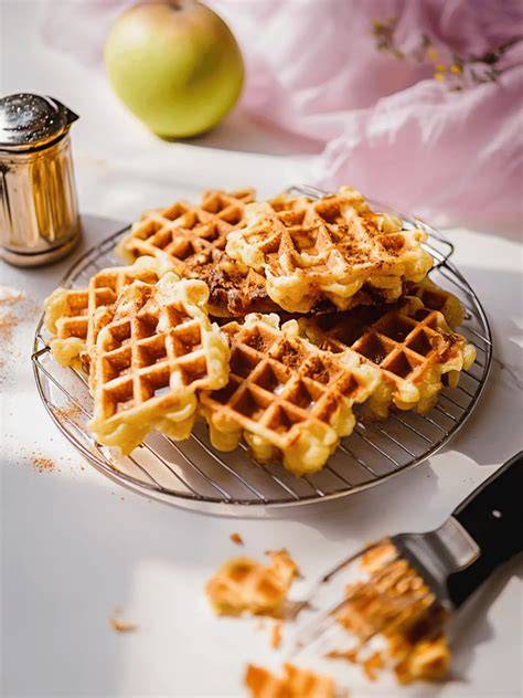 Belgische Waffeln mit Perlzucker, Nahaufnahme der knusprigen Zuckerperlen