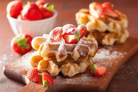 Belgische Waffeln mit Puderzucker und Erdbeeren