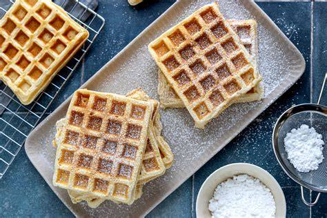 Belgische Waffeln mit Puderzucker und Joghurt angerichtet