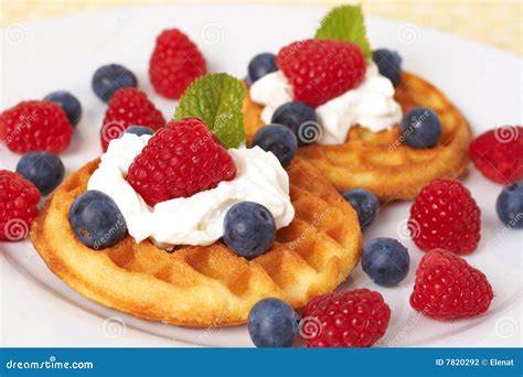 Belgische Waffeln mit Sahne und Beeren