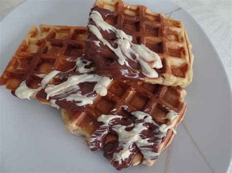 Belgische Waffeln mit Schokolade und Apfel