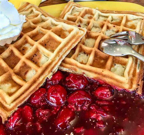 Belgische Waffeln mit Vanilleeis am Waffeltag