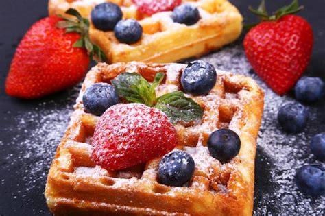 Belgische Waffeln mit Wabenmuster und frischen Früchten