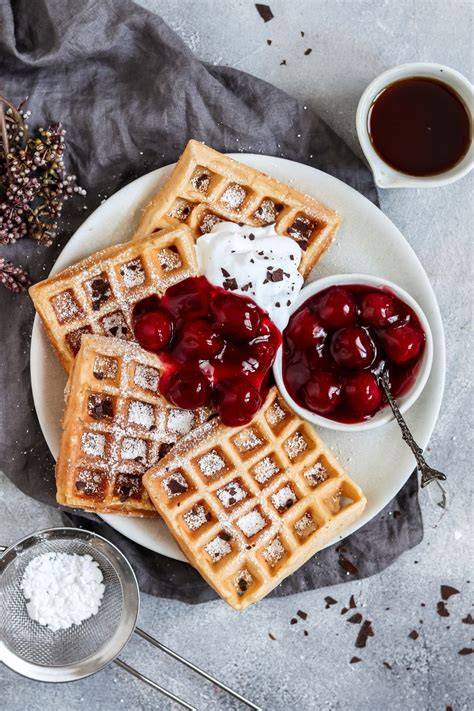 Belgische Waffeln mit heißen Kirschen und Sahne
