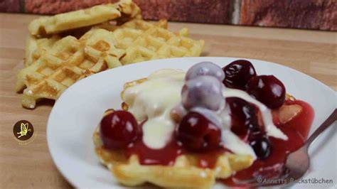 Belgische Waffeln mit verschiedenen Toppings - Sahne, Kirschen, Eis