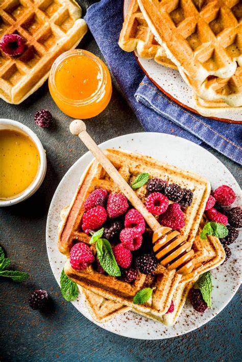Belgische und Herzwaffeln mit Beeren und Honig