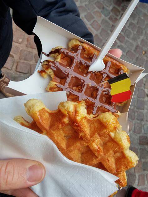 Belgischer Waffelmarkt mit klassischer Brüsseler und Lütticher Waffel