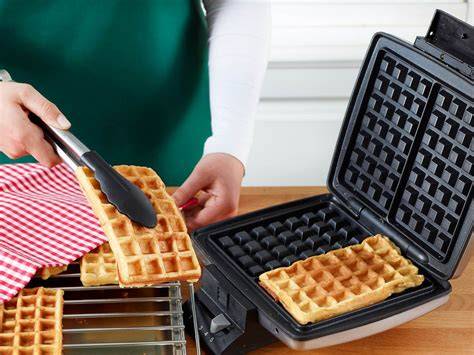 Belgisches Waffeleisen mit frisch gebackenen Low-Carb Waffeln