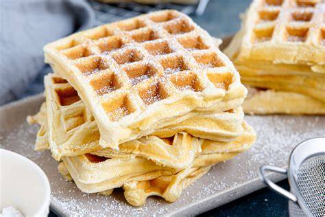 Belgisches Waffeleisen mit knusprigen Waffeln