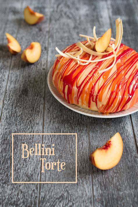Bellini-Torte mit Mirror Glaze und frischer Sommerdekoration