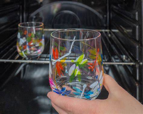 Bemalte Glücksmarmelade Gläser mit Mandala-Mustern und bunten Farben
