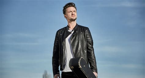 Ben Zucker beim Songwriting mit Gitarre
