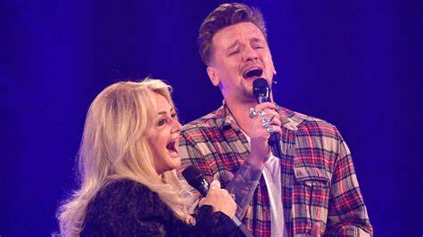 Ben Zucker und Bonnie Tyler bei einem gemeinsamen Auftritt auf der Bühne - Emotionen und Musik
