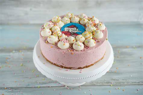 Benjamin Blümchen Tiefkühltorte dekoriert mit Süßigkeiten und Cake-Topper