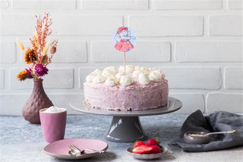 Benjamin Blümchen Torte - klassische und vegane Varation angerichtet auf einer Festtafel