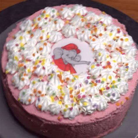 Benjamin Blümchen Torte auf einer Kaffeetafel