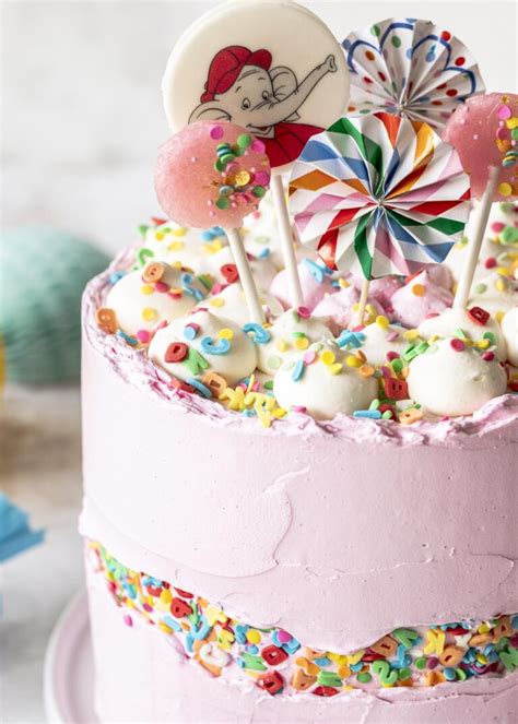 Benjamin Blümchen Torte mit Fault Line Cake-Technik und bunten Dekoelementen