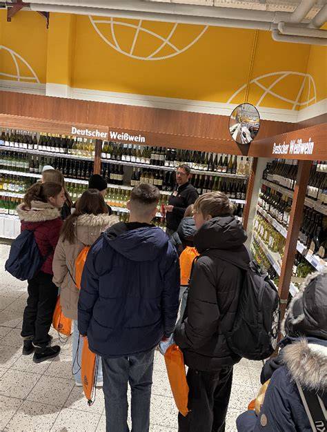 Beratung an der Selbstbedienungstheke eines Supermarkts