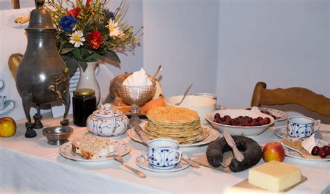 Bergische Kaffeetafel mit Milchreis auf Rosinenstuten und Zucker-Zimt