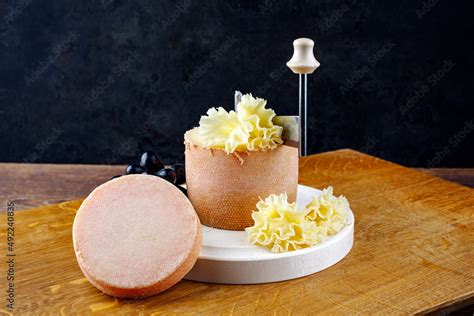 Bergkäse aus den Alpen, serviert mit Trüffelhobel