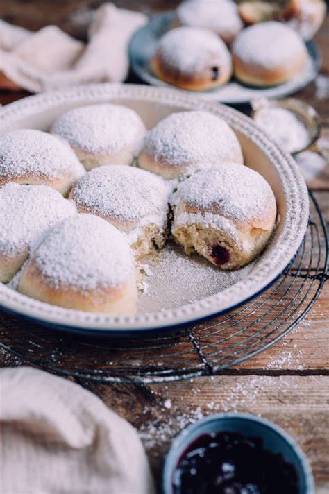 Berliner auf Backblech vor dem Frittieren