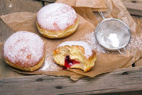 Berliner mit Puderzucker und Marmeladenfüllung
