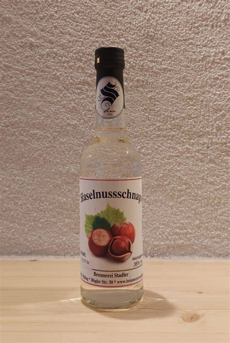 Bernsteinfarbener Haselnussschnaps in Dekorflasche