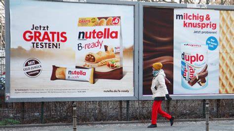 Beschilderung und Werbung vor den konkurrierenden Cafés