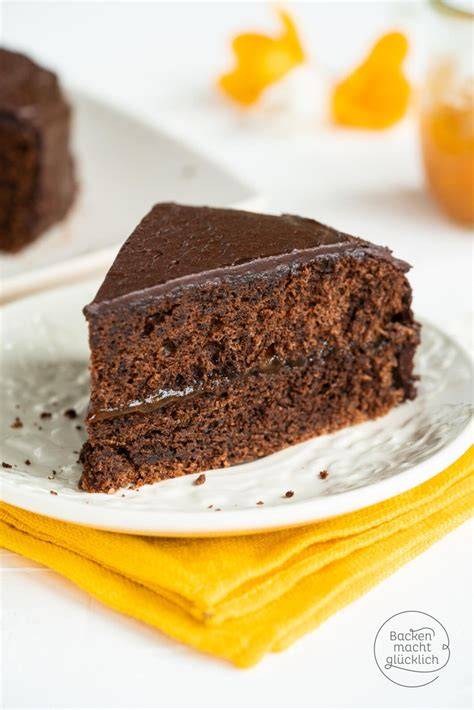Bestreichen der Sachertorte mit Marillenmarmelade