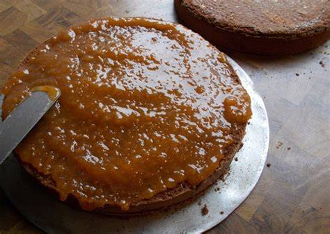 Bestreichen der Torte mit Marillenmarmelade