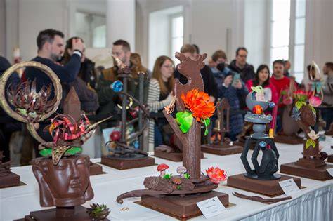 Besucher beim Chocolate Festival Wien, Verkostung von Schokoladenüberzügen