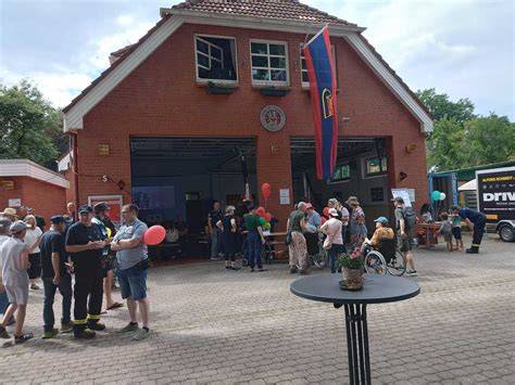 Besucher beim Durchkosten in der Schoko-Csárda
