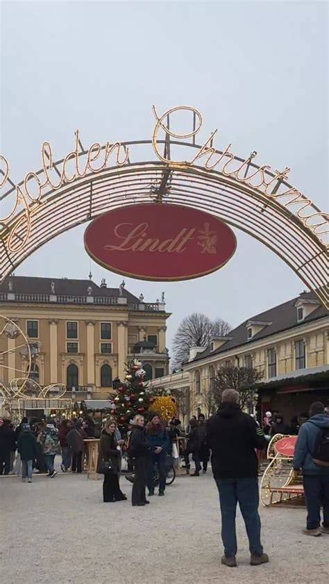 Besucher beim Lindor Festival: Geschmackstest und Austausch mit Maîtres Chocolatiers