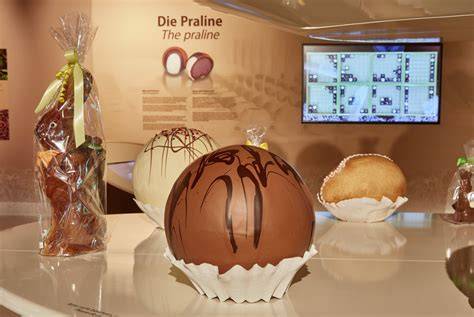Besucher vor der ersten Pralinenwelt Österreichs