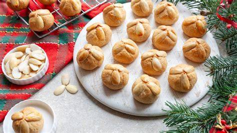 Bethmännchen auf weihnachtlichem Plätzchenteller, Plätzchen in Dosen