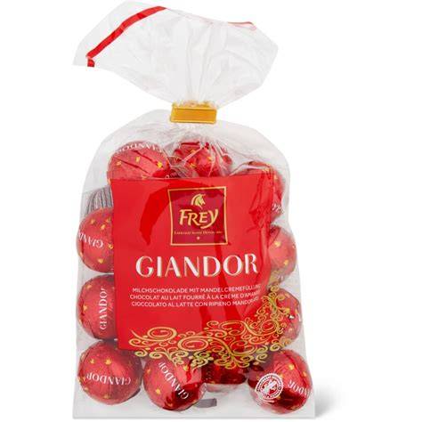 Beutel Giandor Schokoladenkugeln auf Tisch