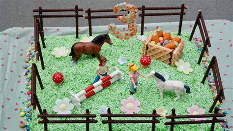 Bibi und Tina Torte auf dem Tisch mit Figuren