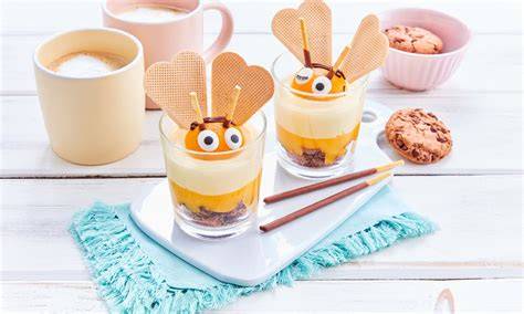 Bienchen-Pudding mit Cookies und Aprikosenschicht