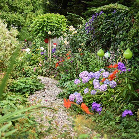 Bienenfreundlicher Garten mit Wildblumen und Insektenhotel