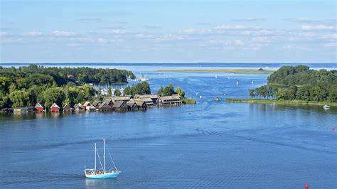Bienenstöcke am Ufer der Müritz