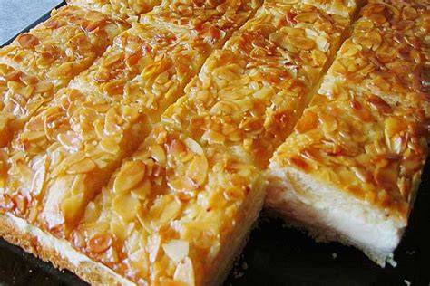 Bienenstich Blechkuchen mit Mandelkruste