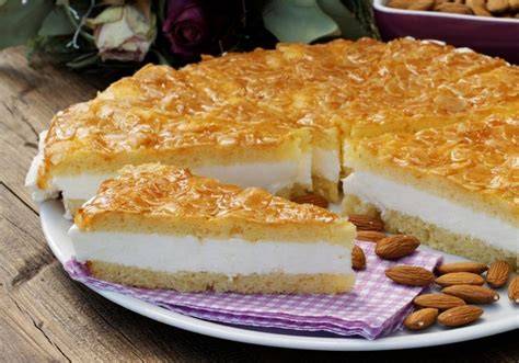 Bienenstich als Blechkuchen und als Torte neben Sahneschnitten