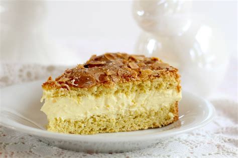 Bienenstich aufgeschnitten mit Vanillecreme